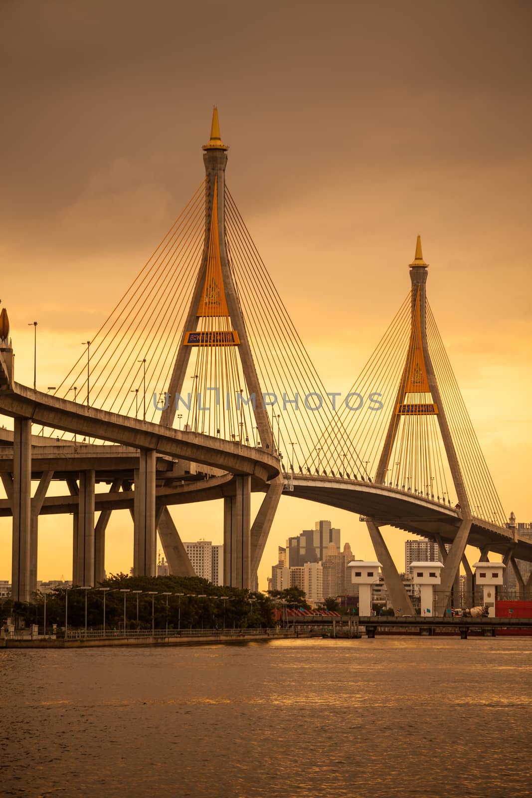 Twilight Bridge in Thailand,The bridge crosses the Chao Phraya River twice.