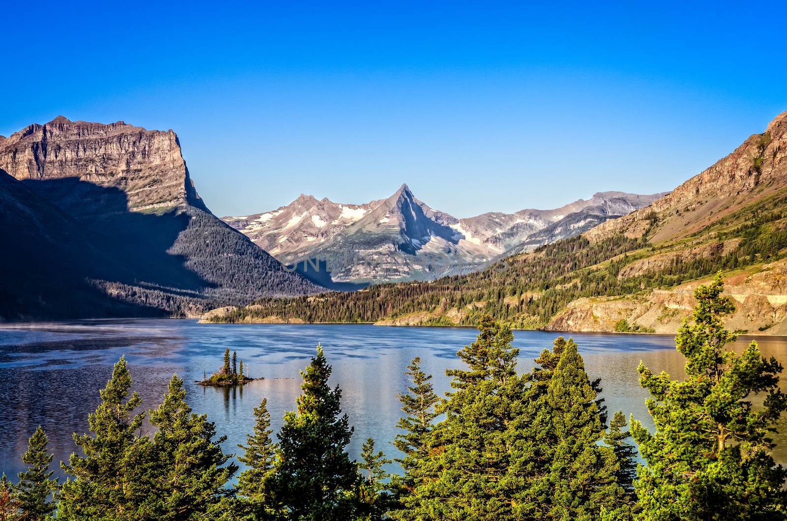 Landscape view of lake and mountain range in Glacier NP, Montana, USA