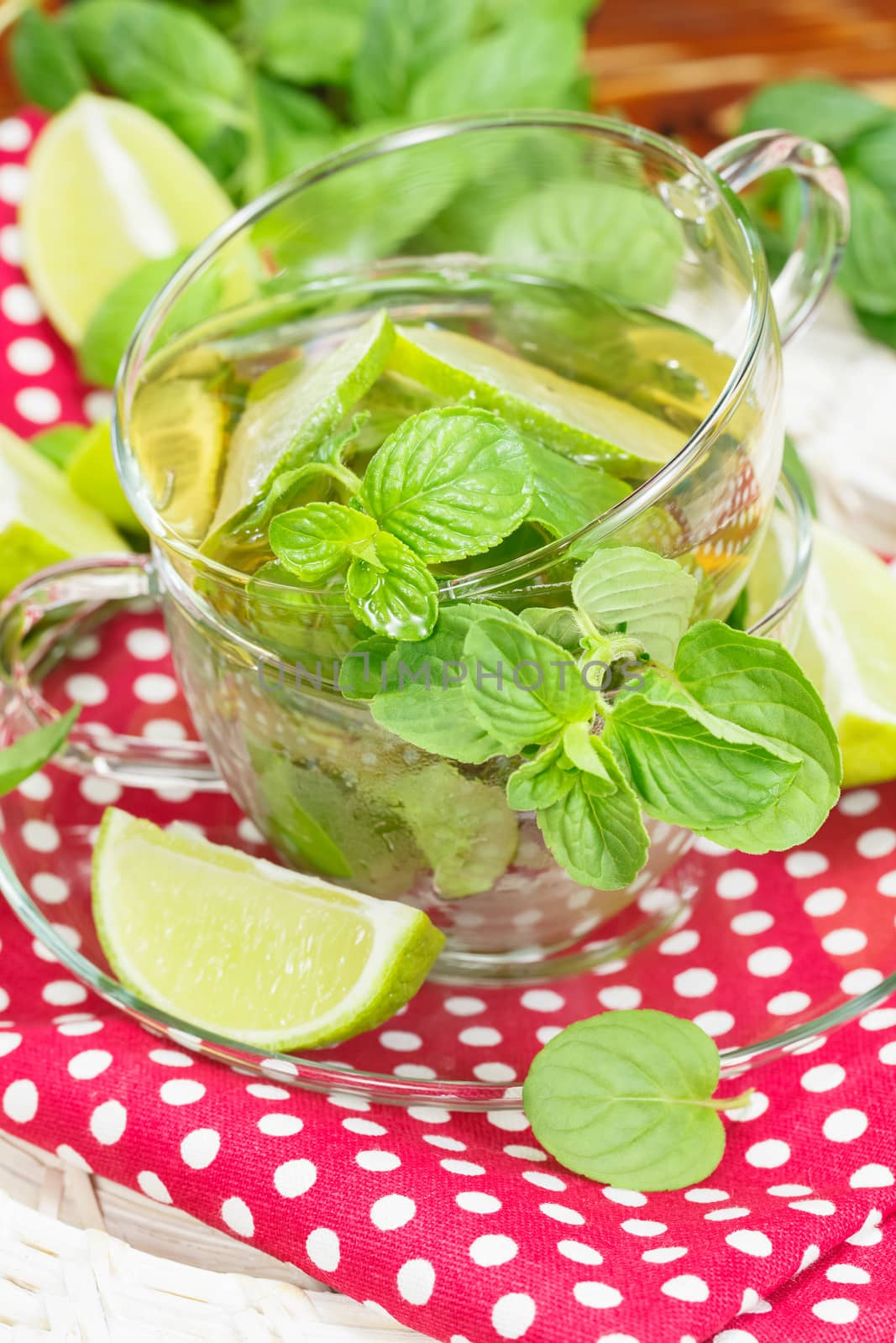 Mint and lime iced green tea by Slast20