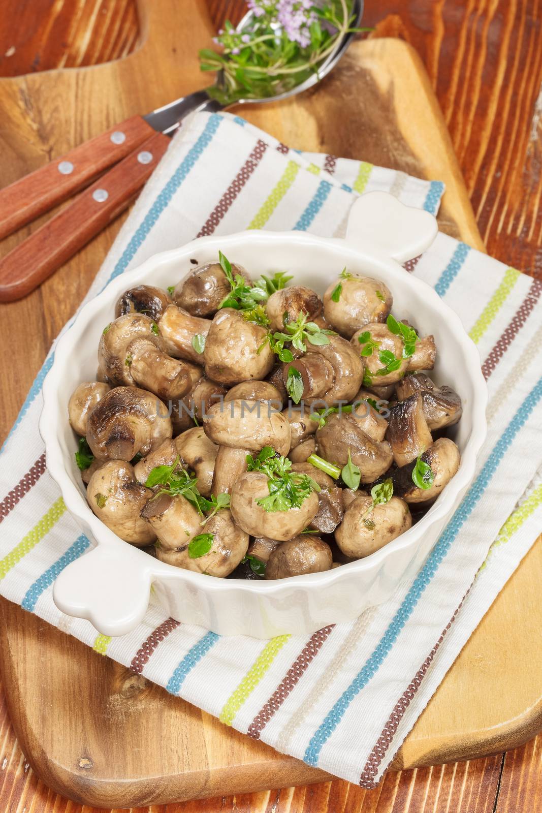 Mushrooms with garlic, thyme, and balsamic vinegar