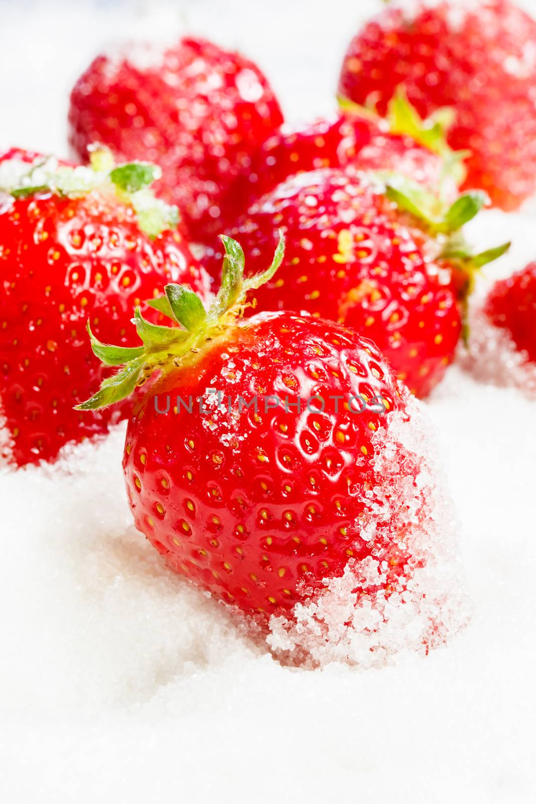 Strawberries with sugar. by Slast20