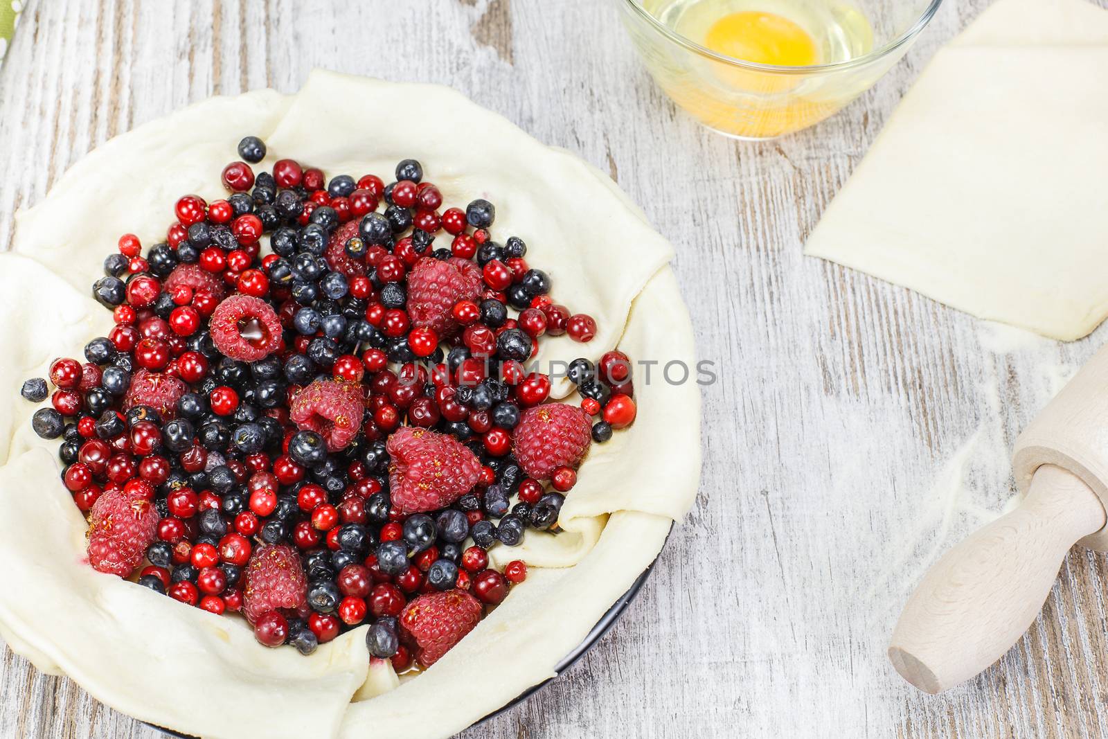 Preparation for baking berry pie