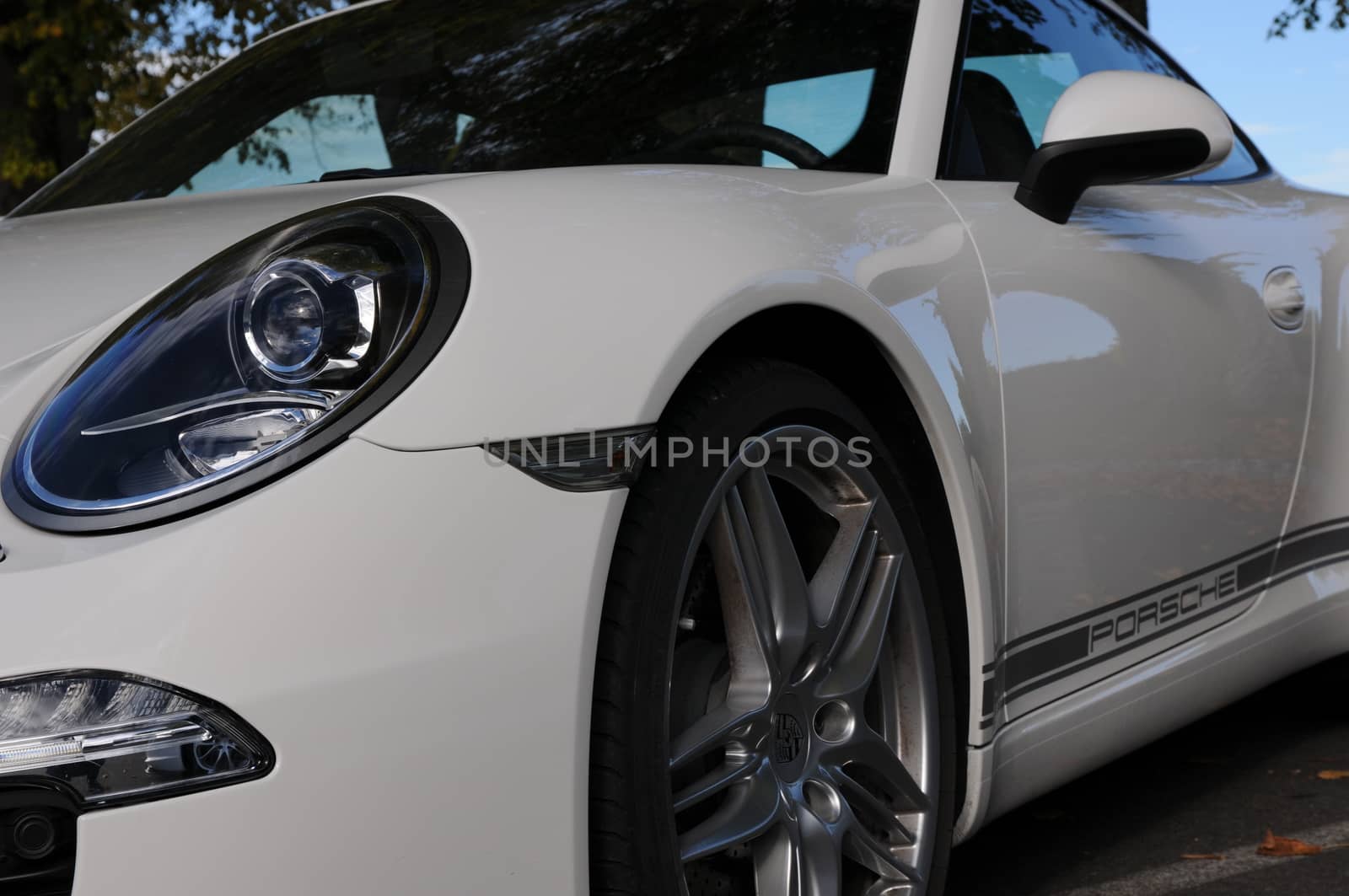 Porsche Carrera white - left right