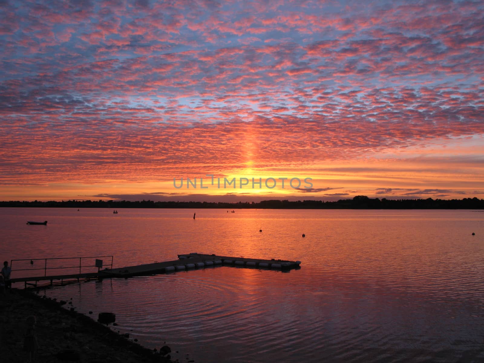 beautiful sunset over draycote water lake