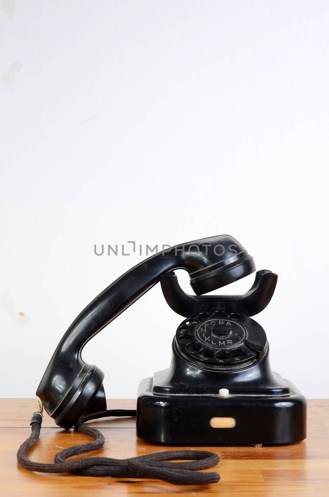 antique phone by sarkao