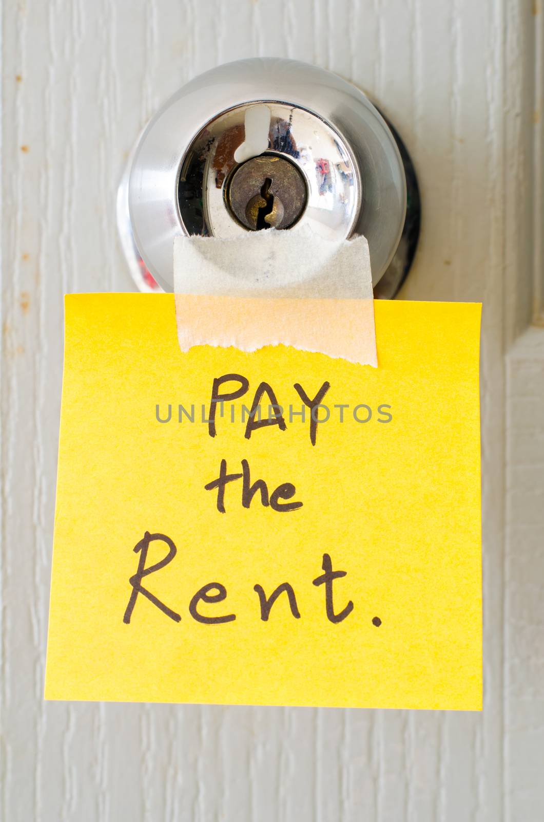 sticky note write a message pay the rent on the latch door