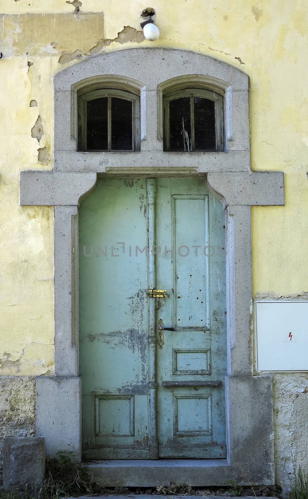 Detail of the old and damaged door