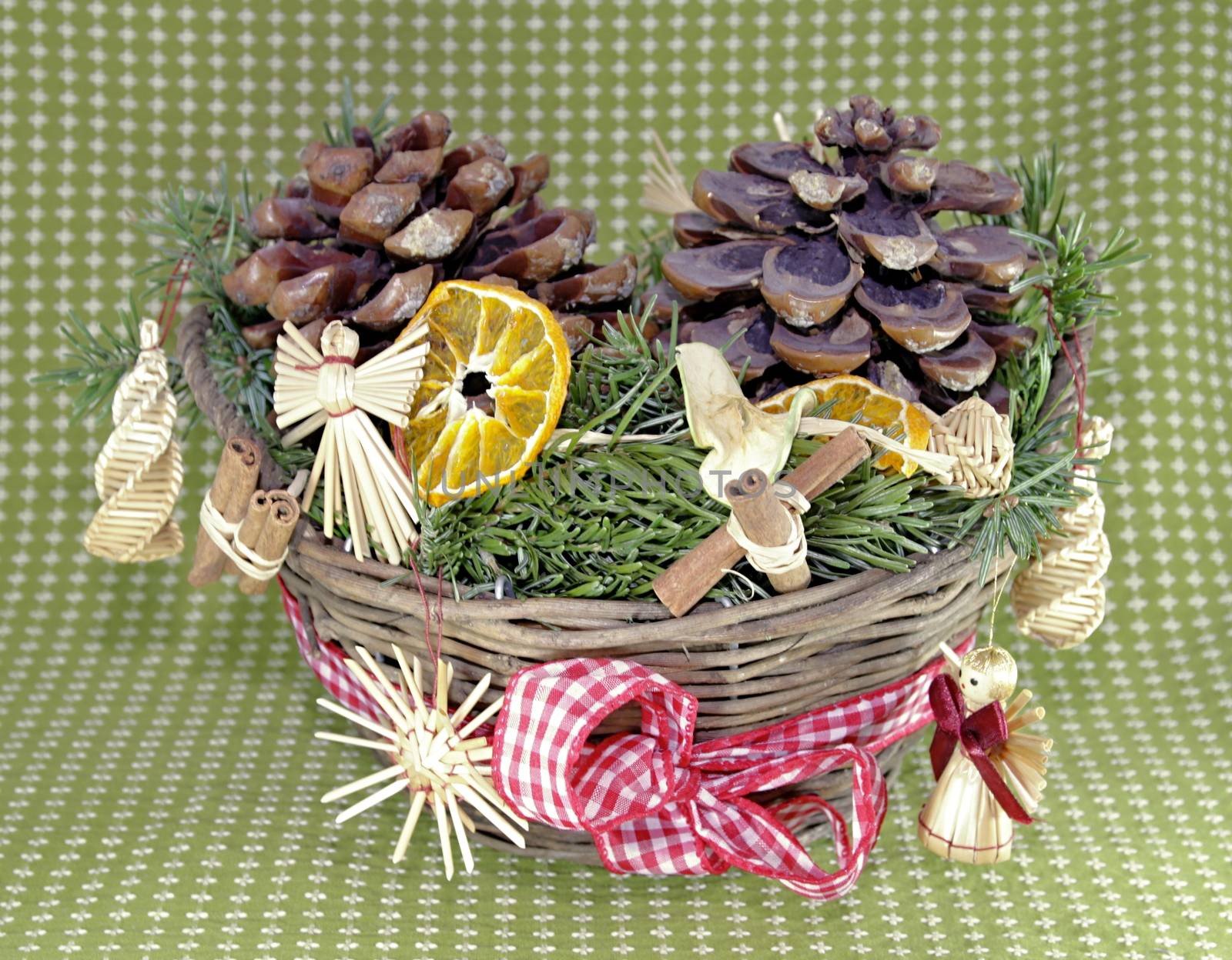 Christmas straw wreath decoration - photo captures and presents various details of Christmas straw wreath, such as dried orange and apple, straw figurines...