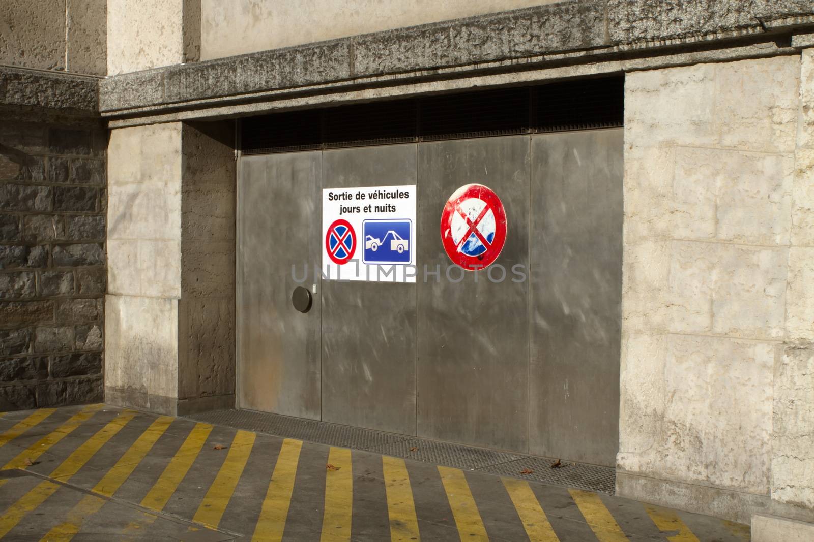 French tow away sign on parking door by Elenaphotos21