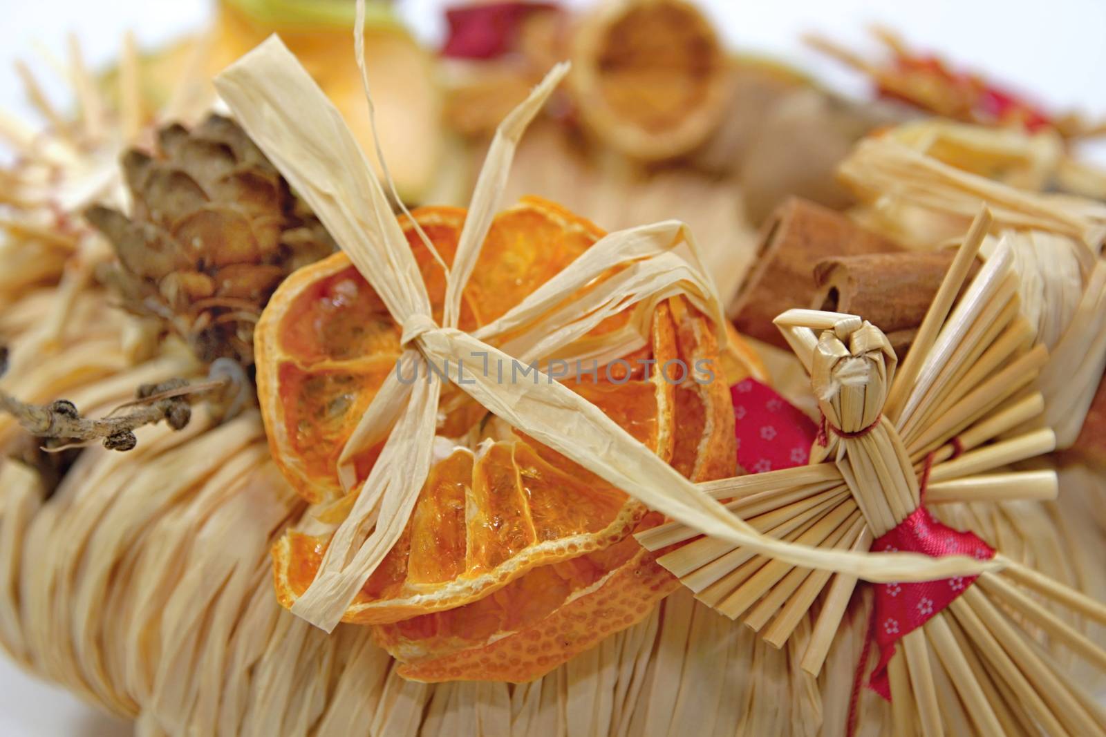 Christmas straw wreath decoration - photo captures and presents various details of Christmas straw wreath, such as dried orange and apple, straw figurines...