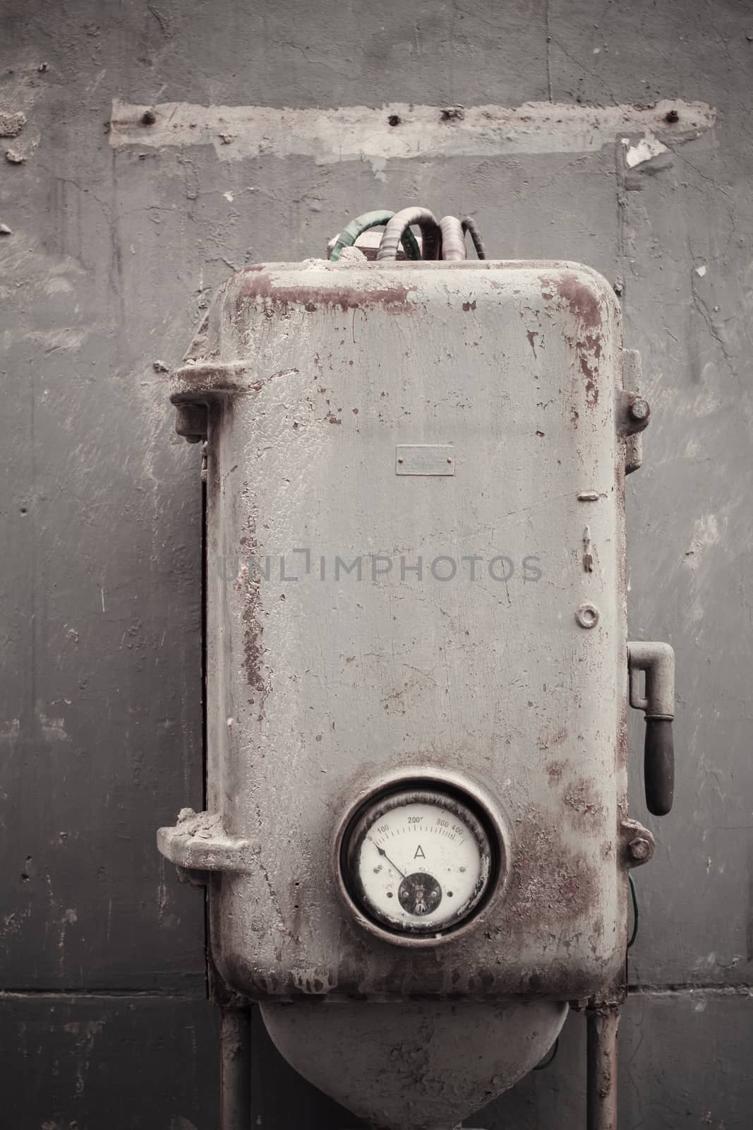 The old machinery instrument beside the wall