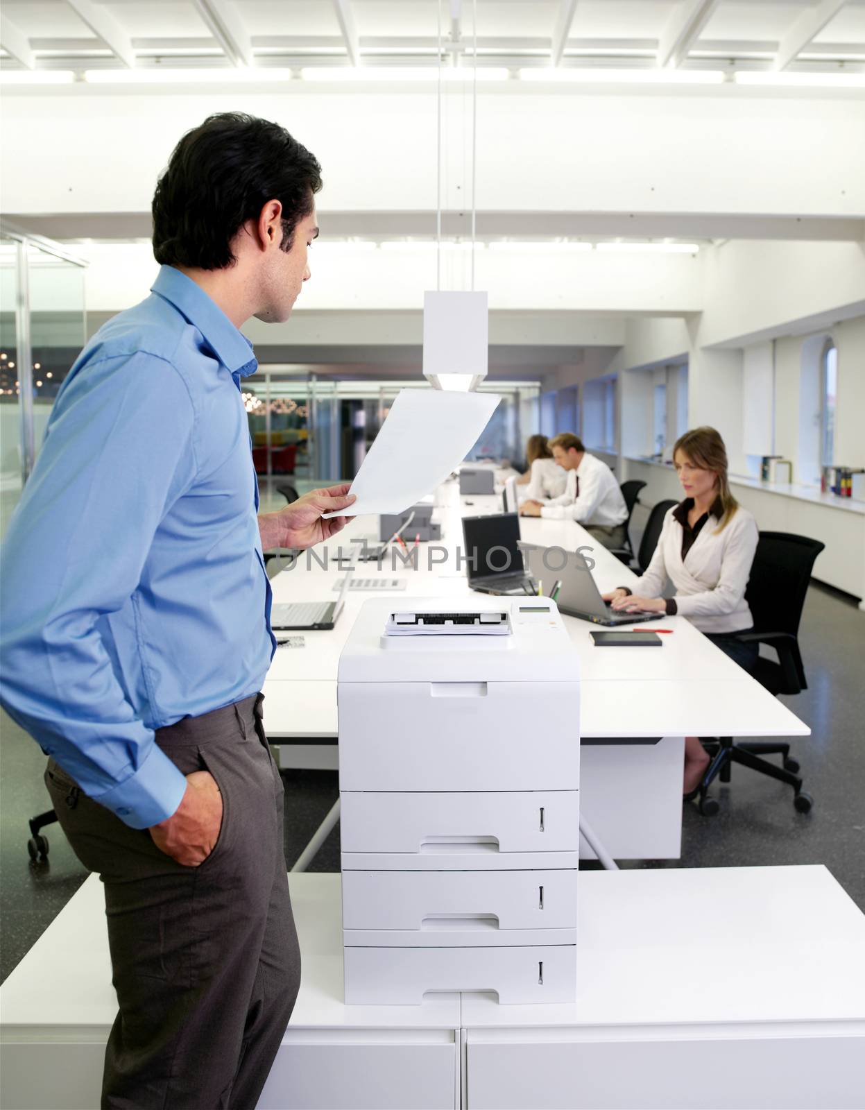 worker with copy machine in office by toocan