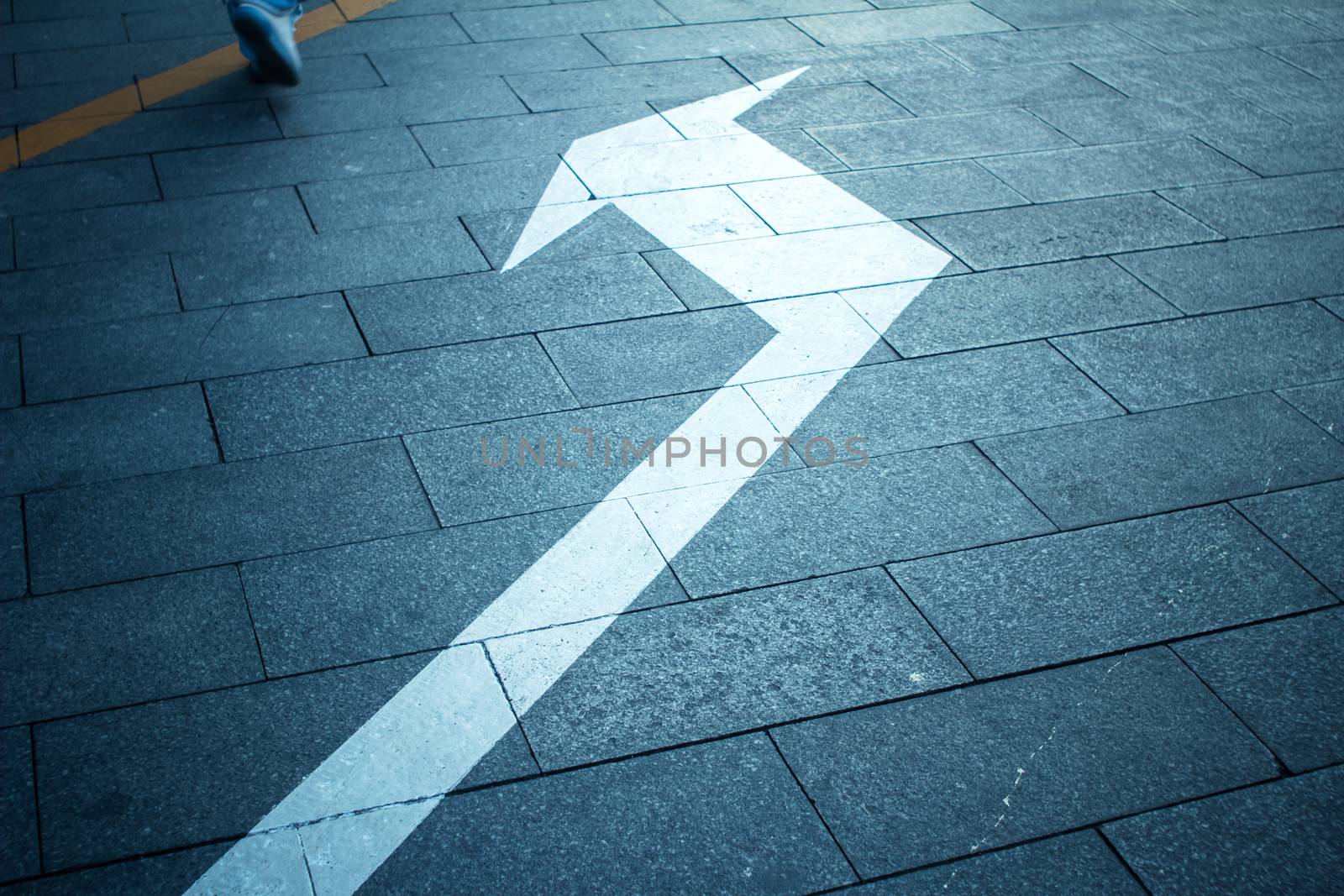 the direction on the floor,a arrow