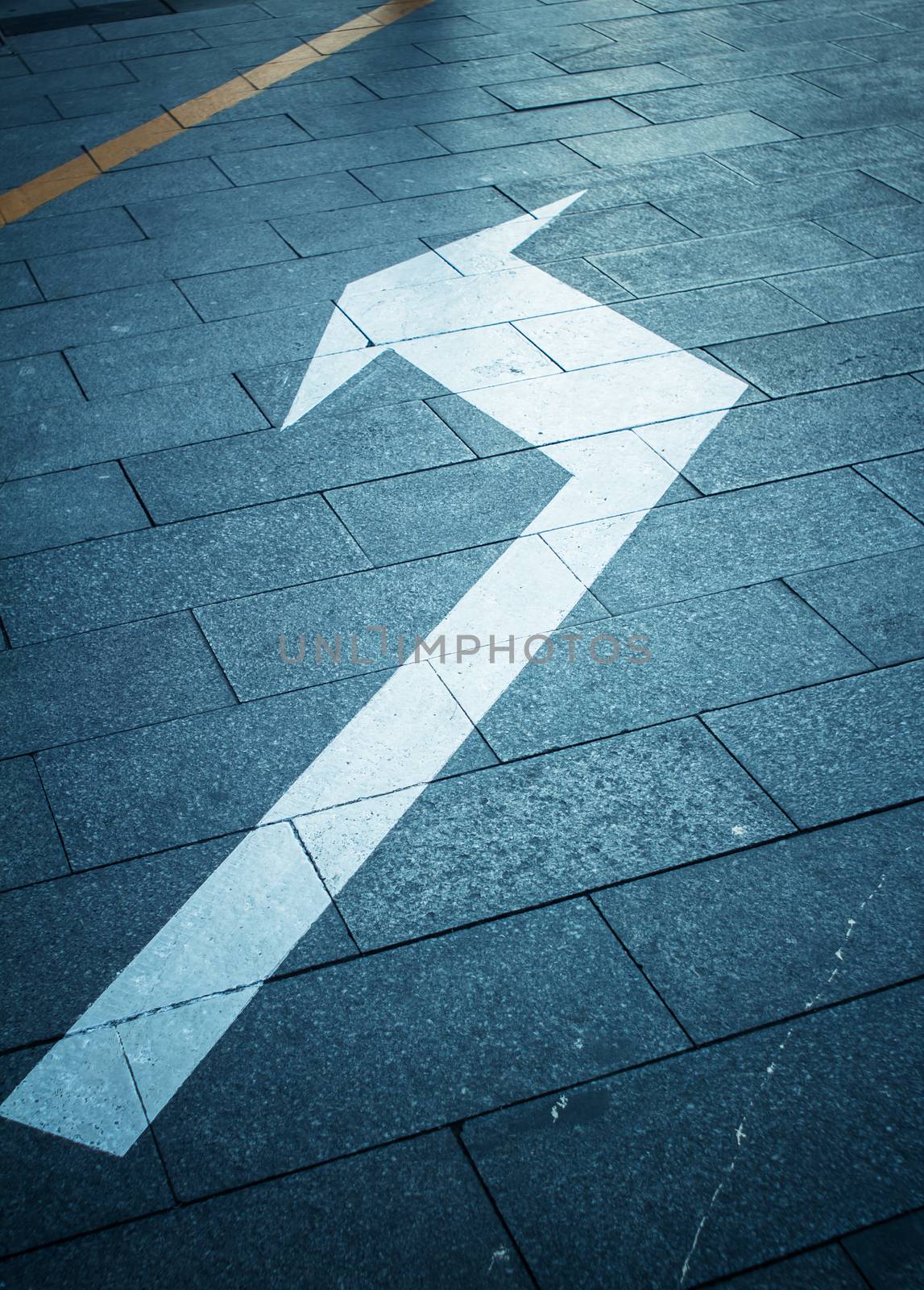 the direction on the floor,a arrow