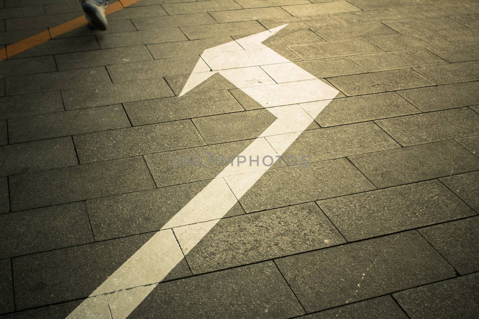 the direction on the floor,a arrow