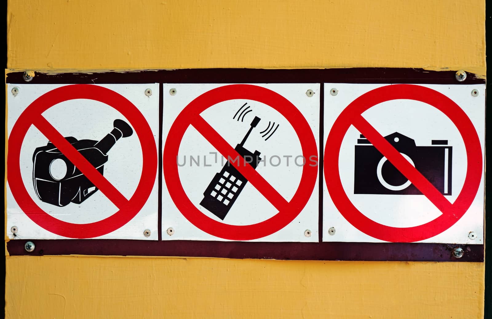 Signs prohibiting pictures, shoot video and use of mobile communication                               