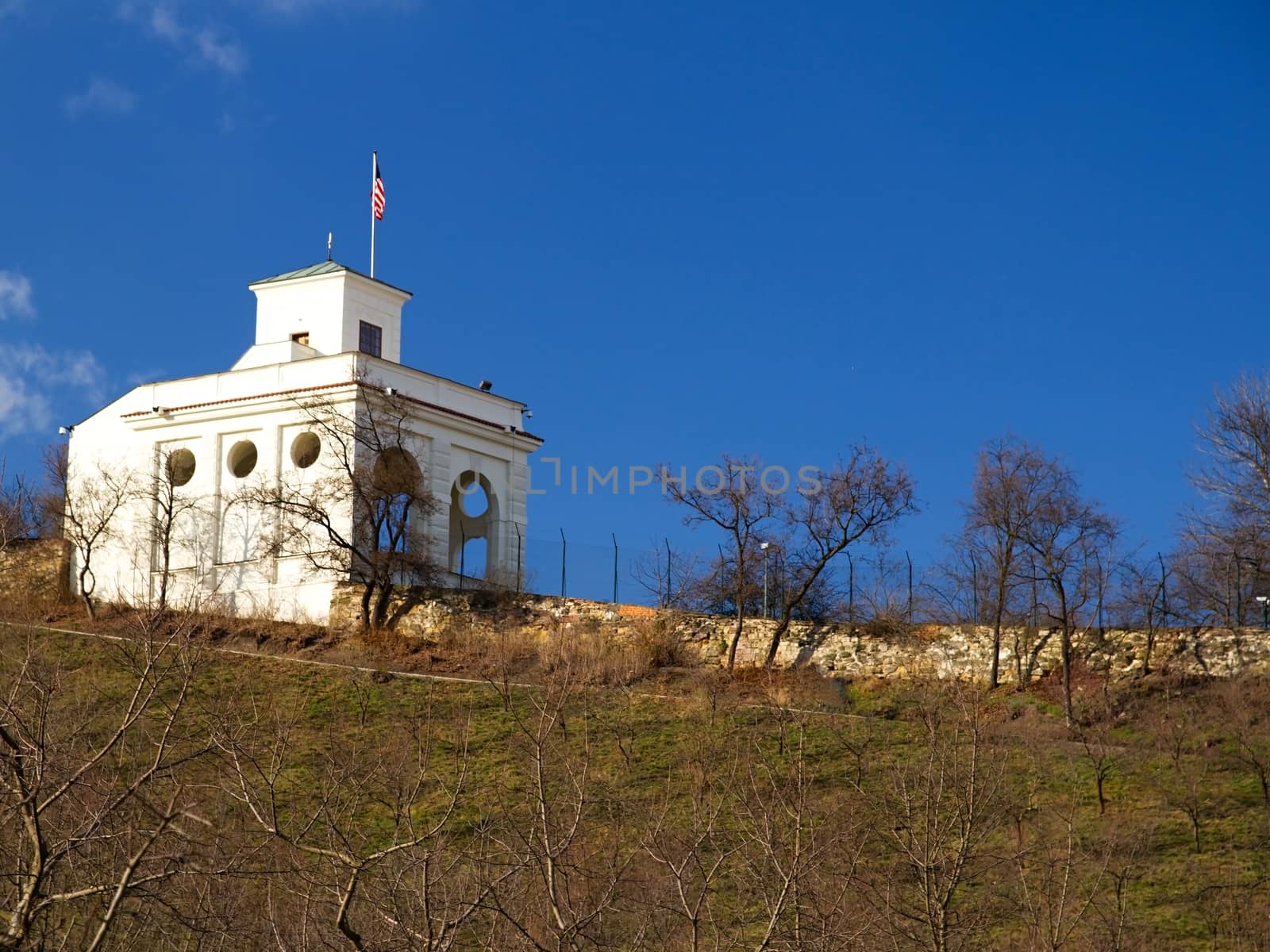 Photo shows Patrin hill and its US embassy.