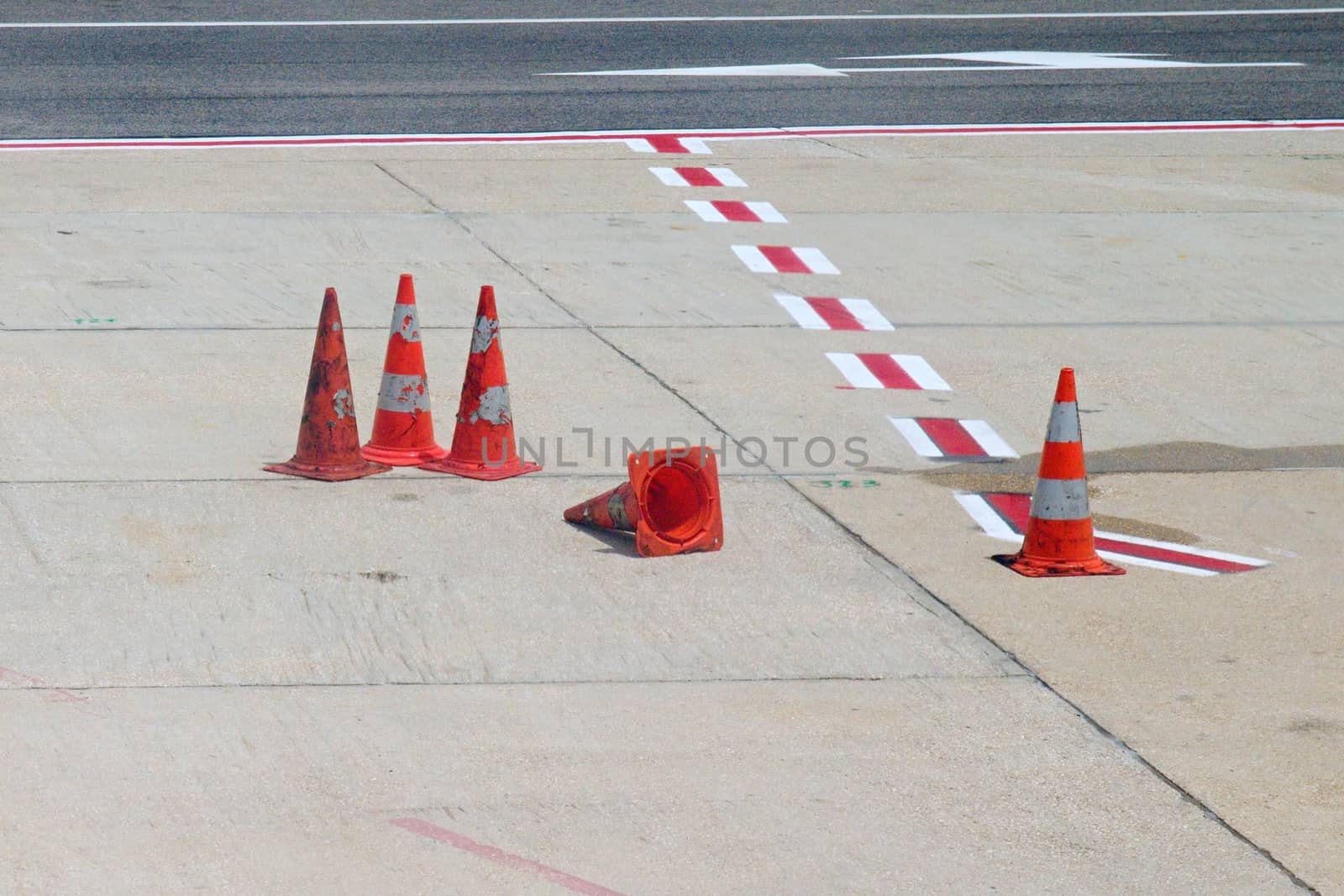 Photo shows city street traffic cones.