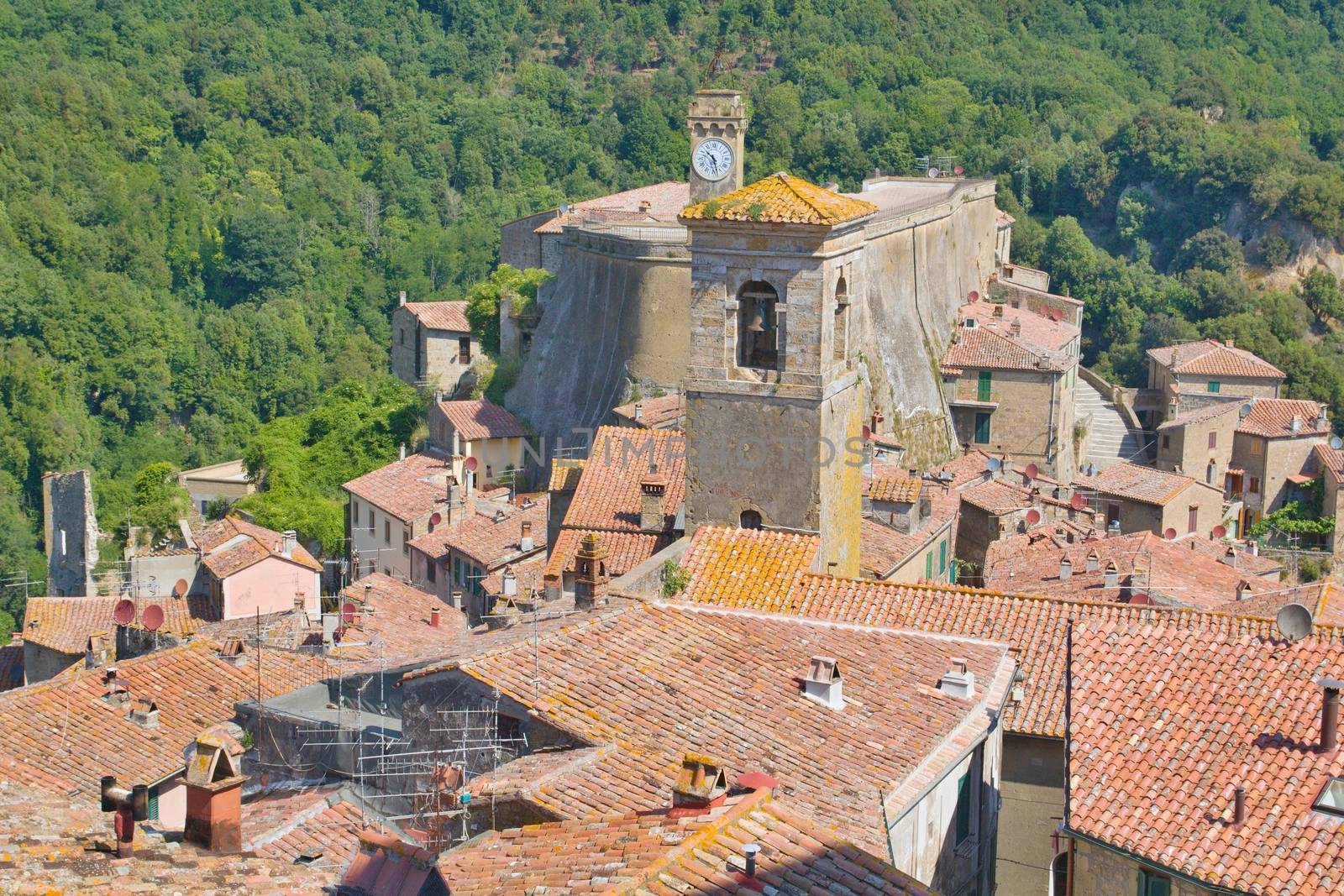 Photo shows a general view of the Tuscany city of Sovana.