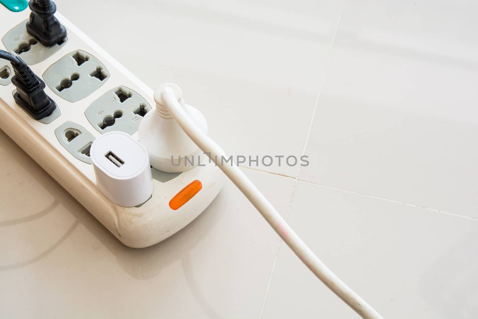 plugs in the socket by faa069913827