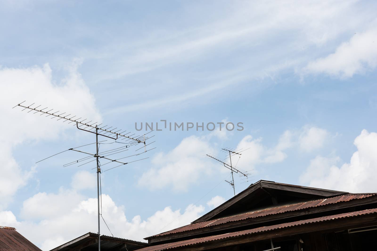 TV antenna on the roof by faa069913827