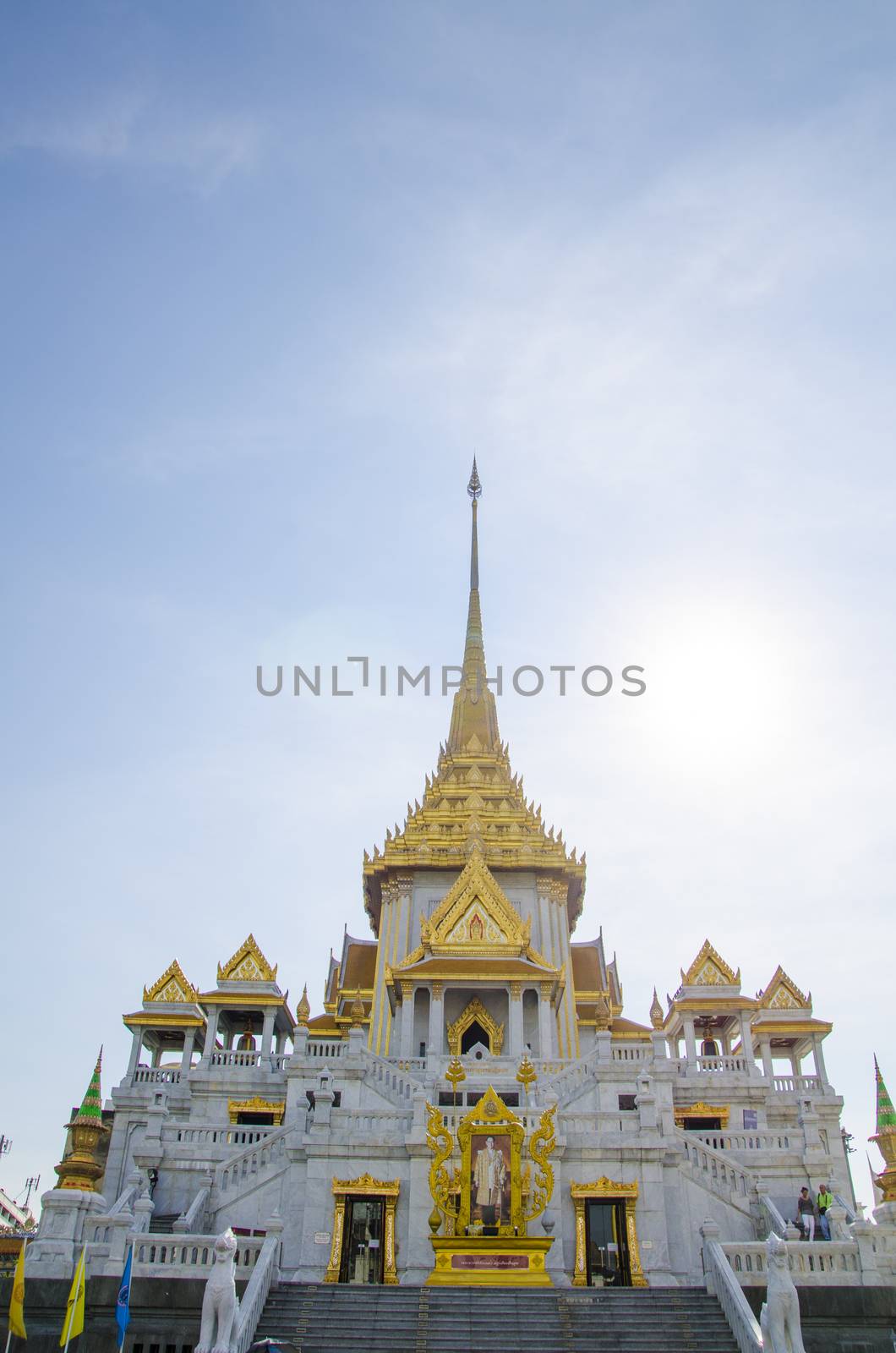 Wat Trimit Thai temple by siiixth