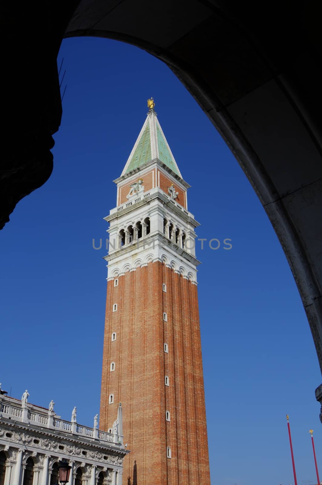 The bell tower of San Marco is one of the symbols of the city of Venice. The Venetians affectionately call him El Par��n de casa (The landlord). Along the same name and the same of Piazza San Marco basilica, from which it takes its name, is the main monument of Venice and one of the symbols of Italy.