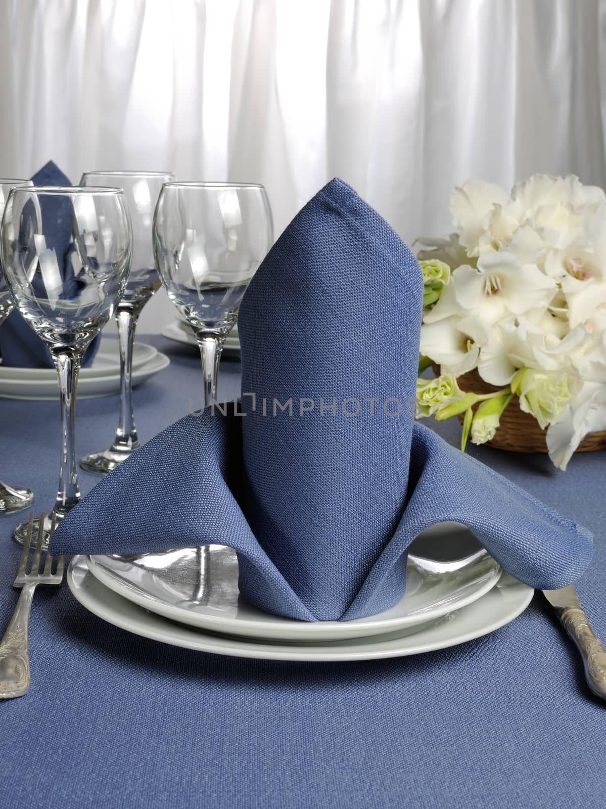 Napkin decorated with flower by Apolonia