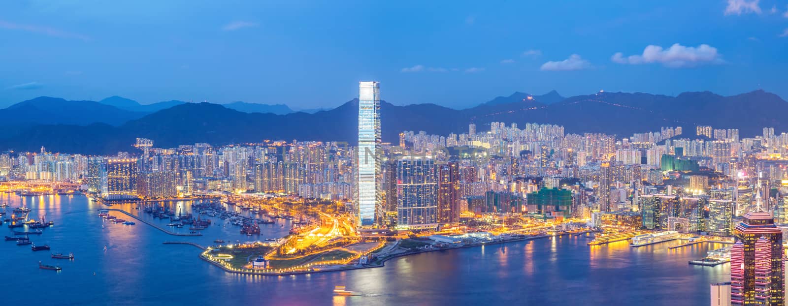Panorama Hong Kong Skyline by vichie81