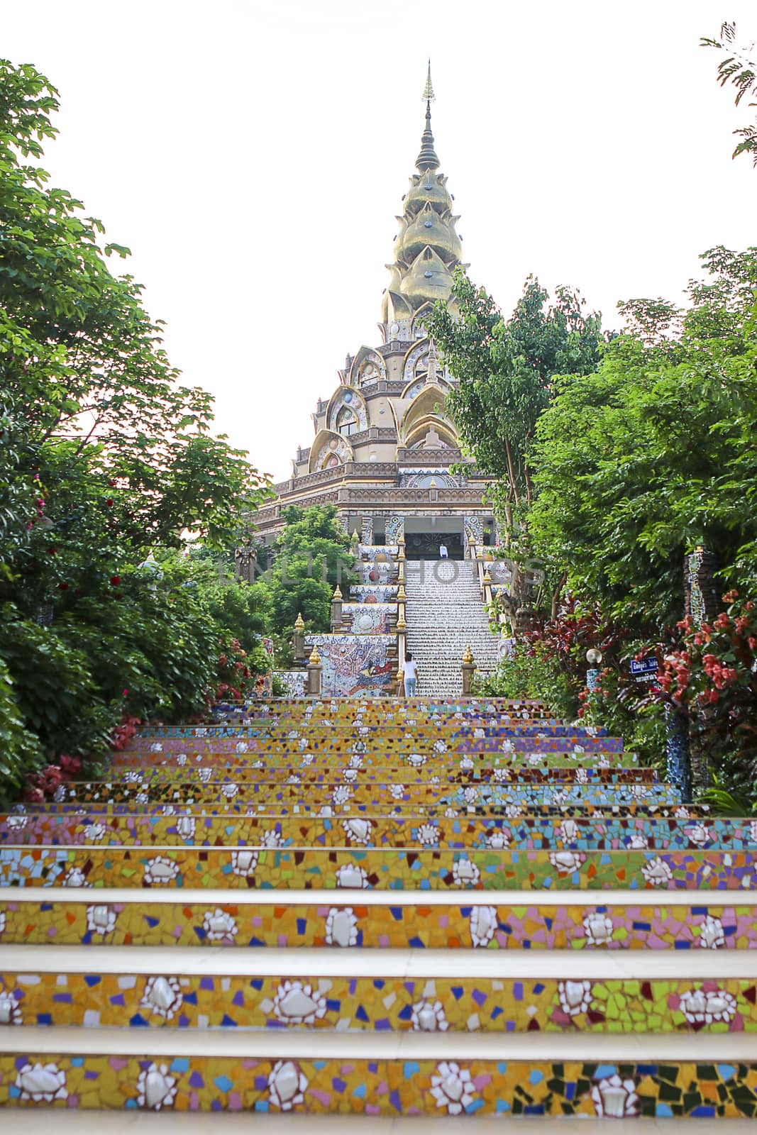 Then the magnificent Temple of Fine Arts, created by colorful tiles. Crockery bowl and glass pearl and precious thing. Adorning the gorgeous sparkle when the sun shines.