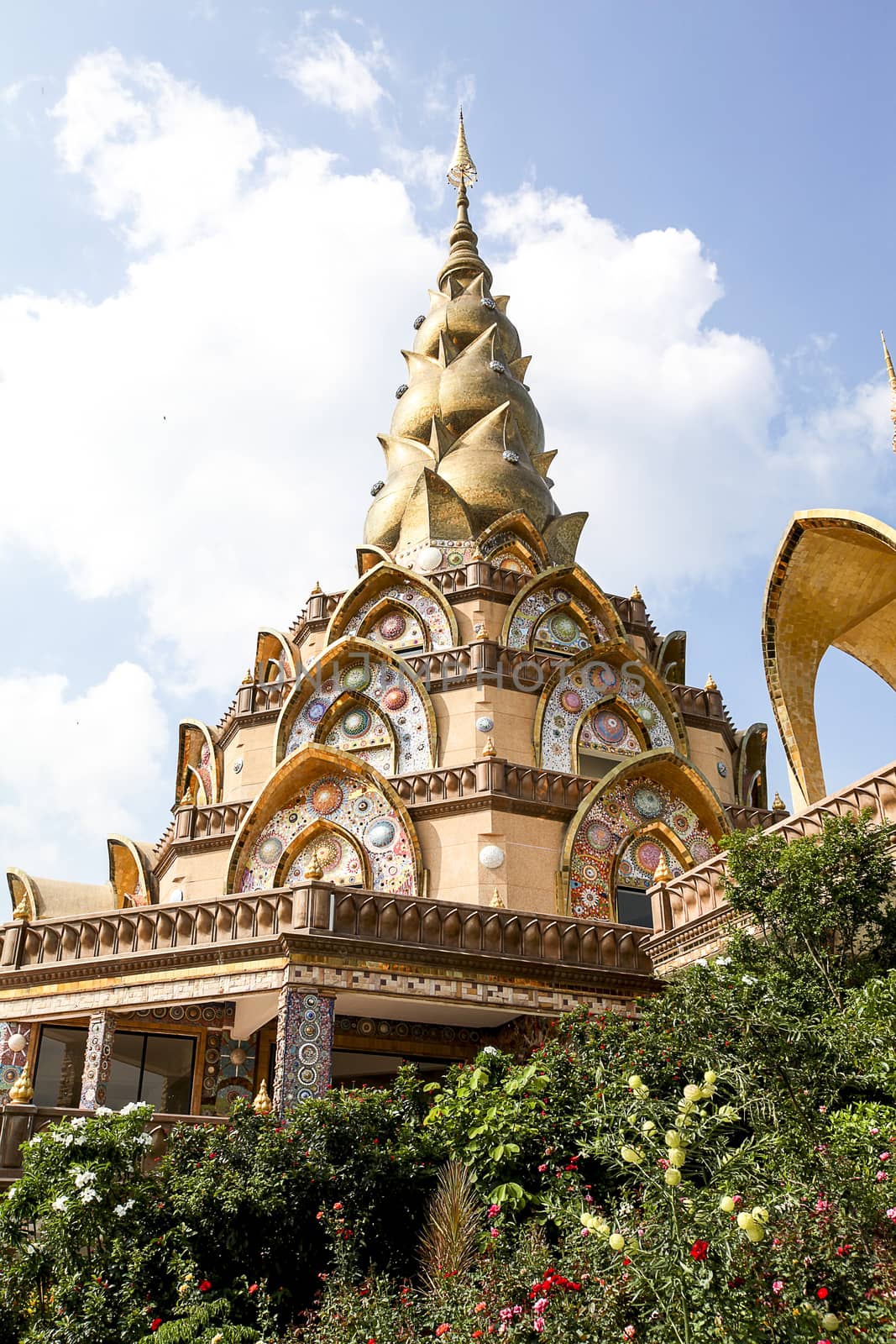 Then the magnificent Temple of Fine Arts, created by colorful tiles. Crockery bowl and glass pearl and precious thing. Adorning the gorgeous sparkle when the sun shines.