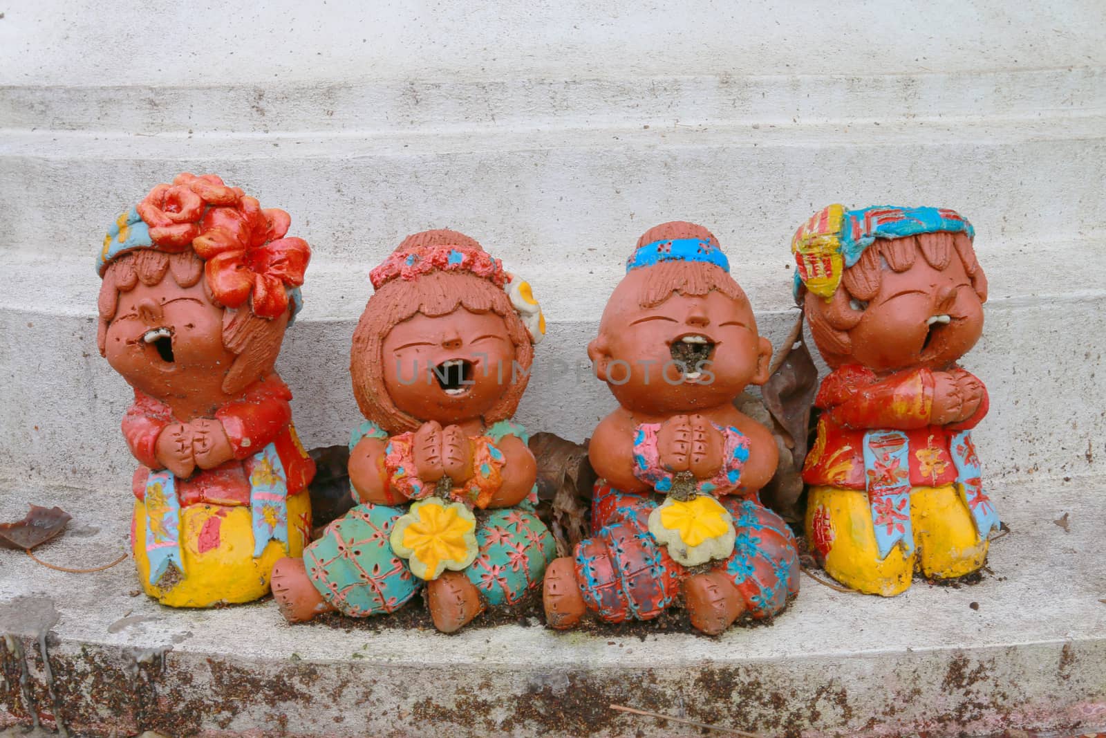 The sculptur of children laugh is the traditional art decoration which can found every where.