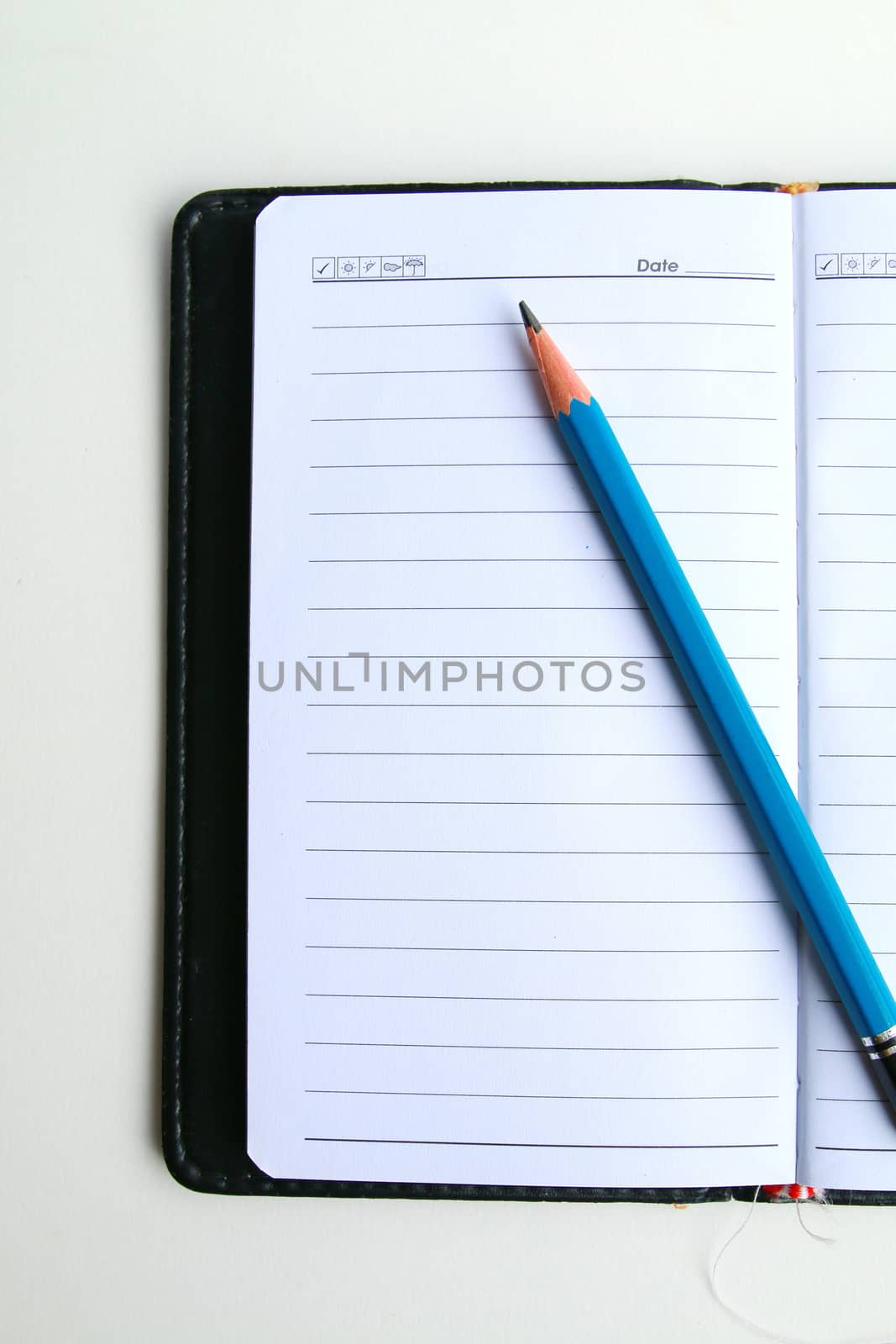 The portable notebook and pencil ready to use for write the note.