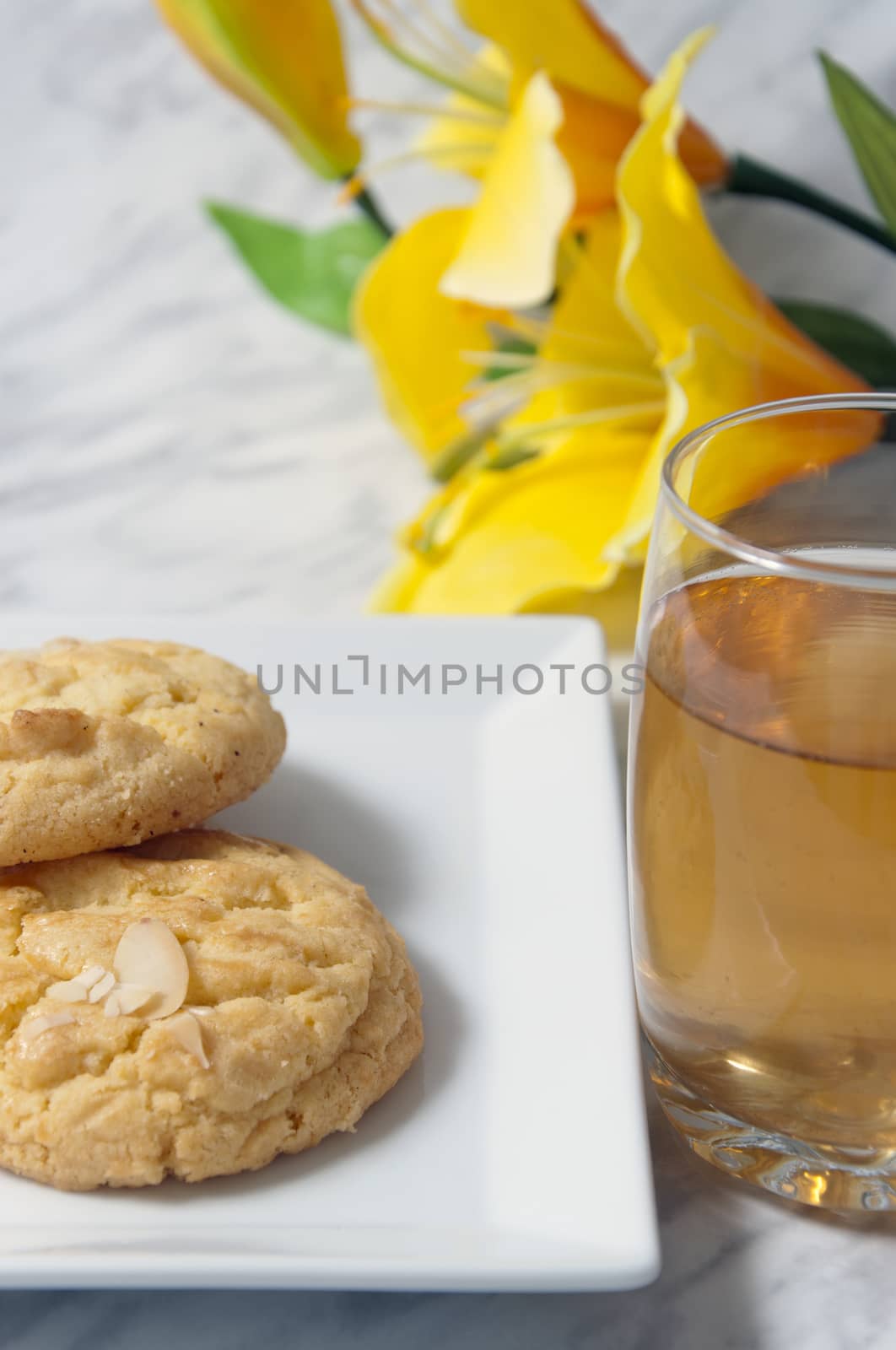 Apple juice and cookies 