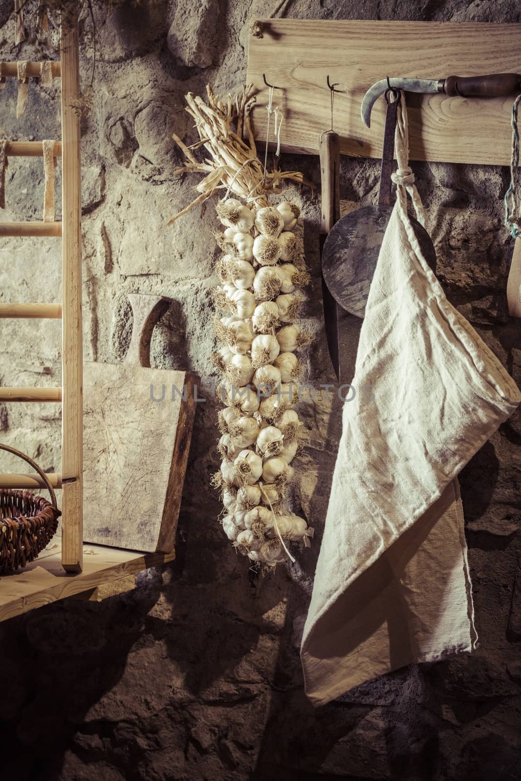 Picture of many plaited garlic in a rustic context.