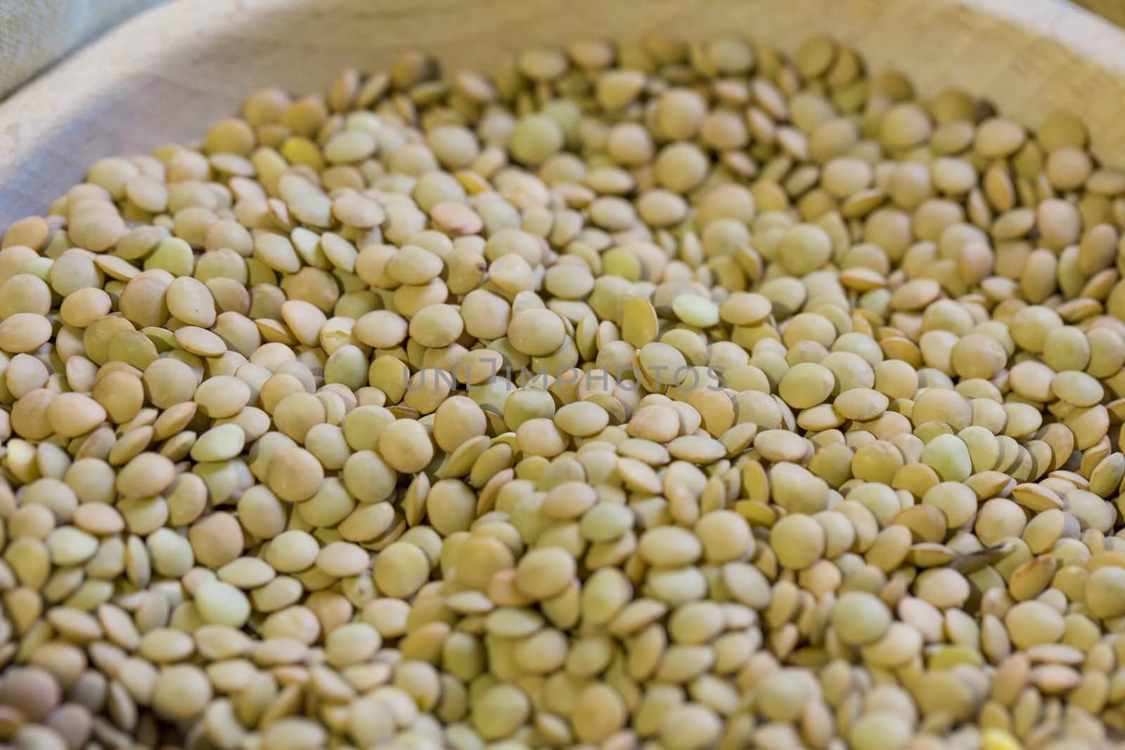 Picture of a bowl full of uncooked lentil