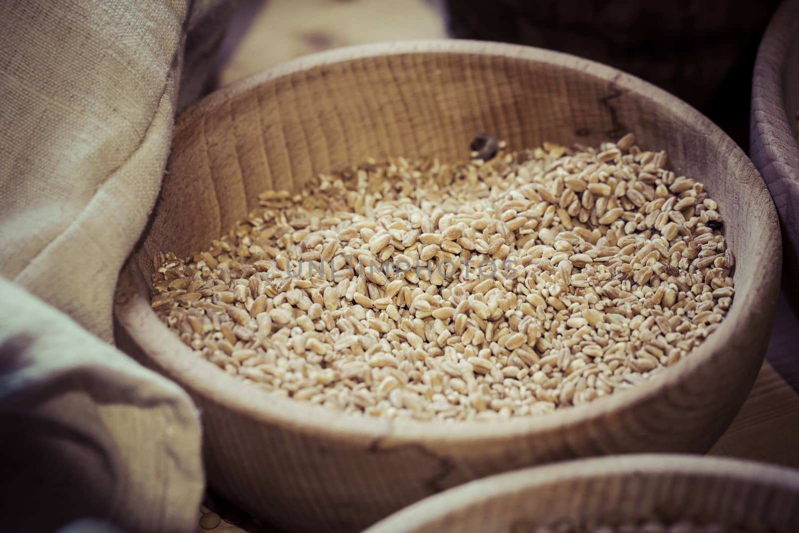 Picture of a wooden bow full of spelt