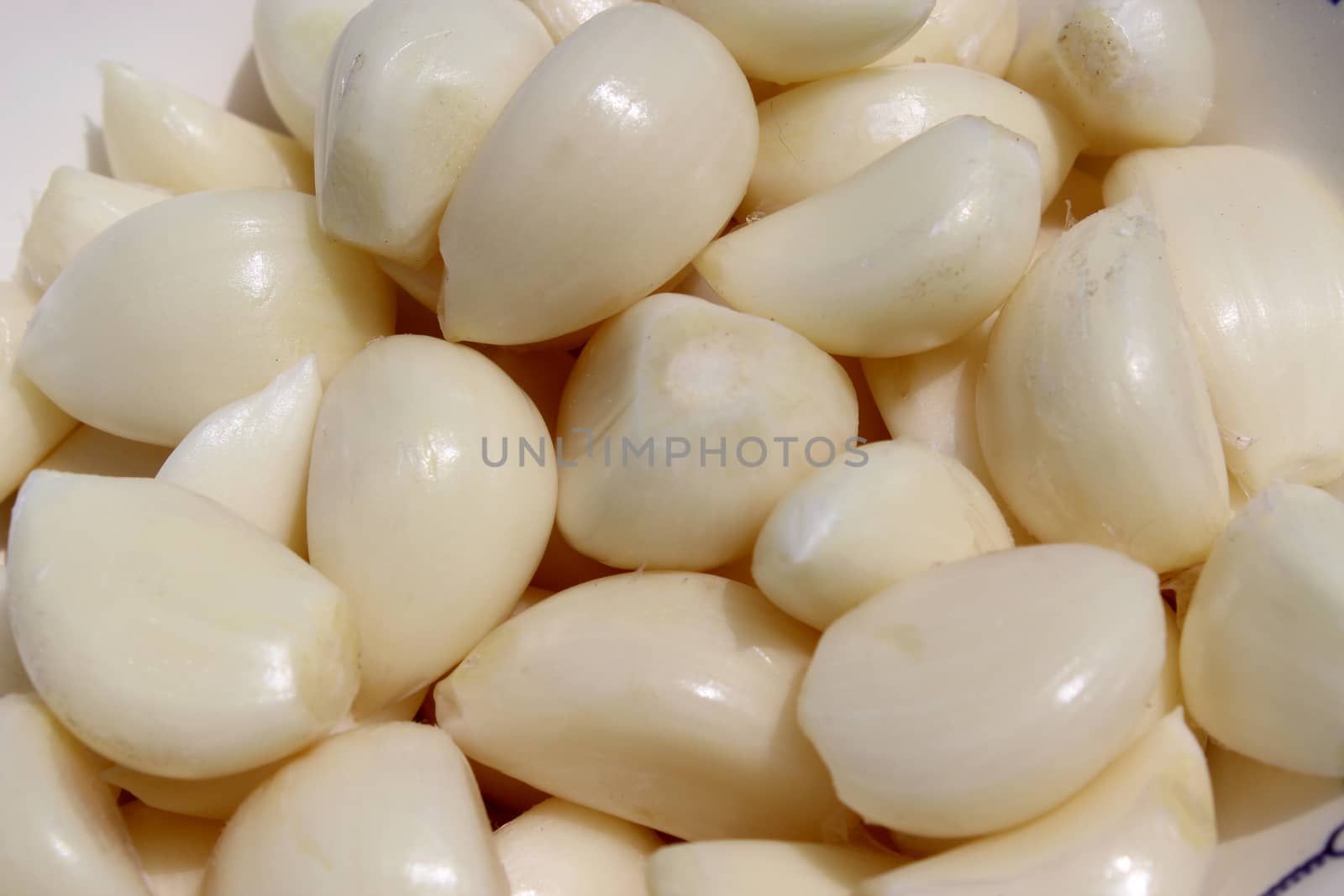many ripe and white seeds of garlic