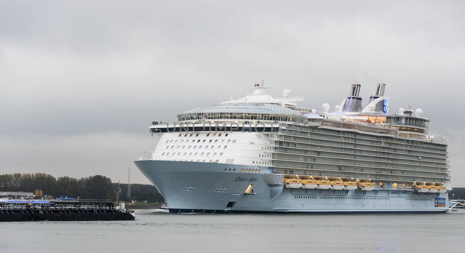 ROTTERDAM,NETHERLANDS - OKT 14: The oasis of the seas leaving the rotterdam harbor to southampton on Okt 2014 in Rotterdam,this is the biggest cruise ship in the world