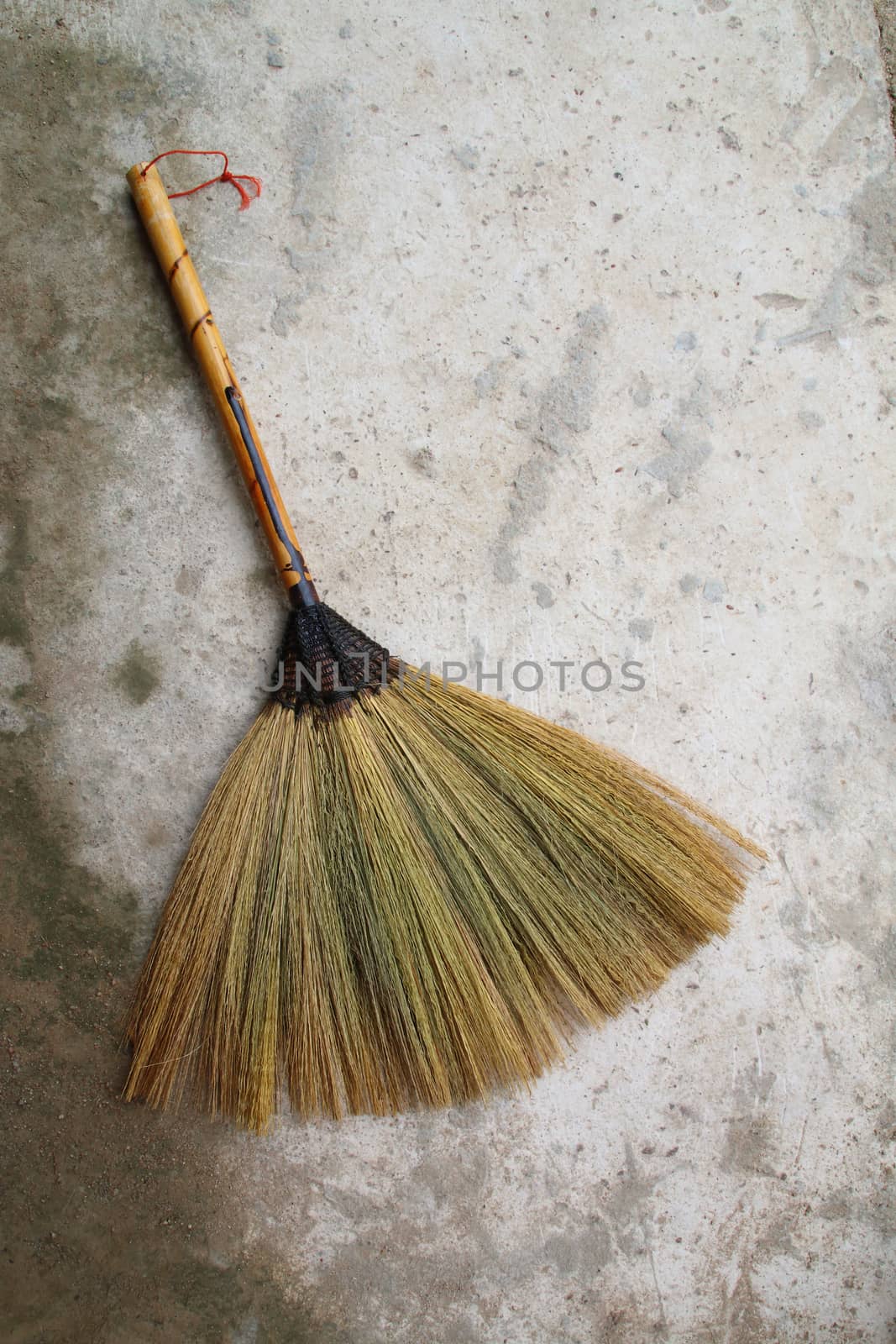 The little broom is handicraft from folk wisdom.Use for cleaning dust on anything except floor.