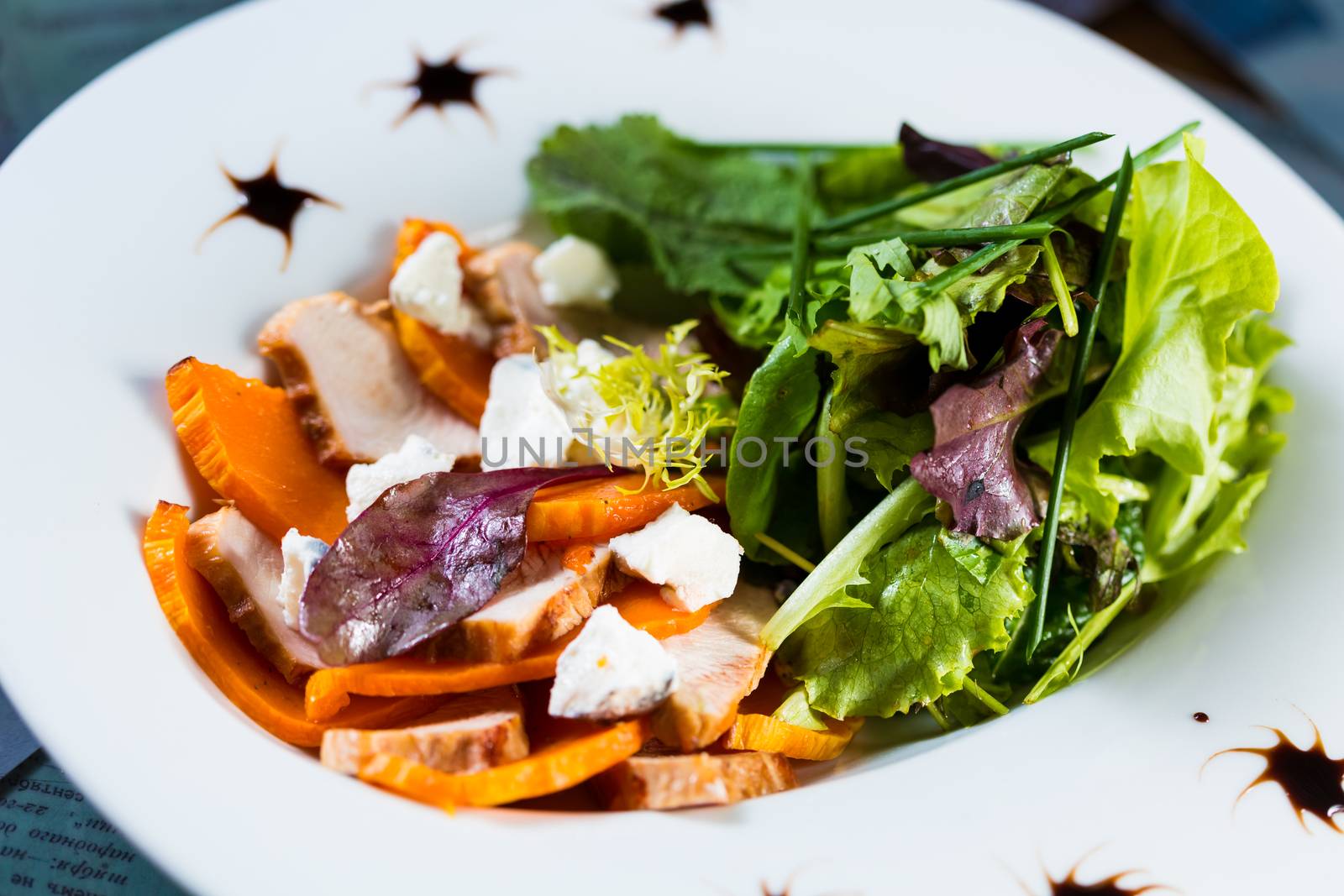 Hot chicken and fresh vegetables as a healthy salad