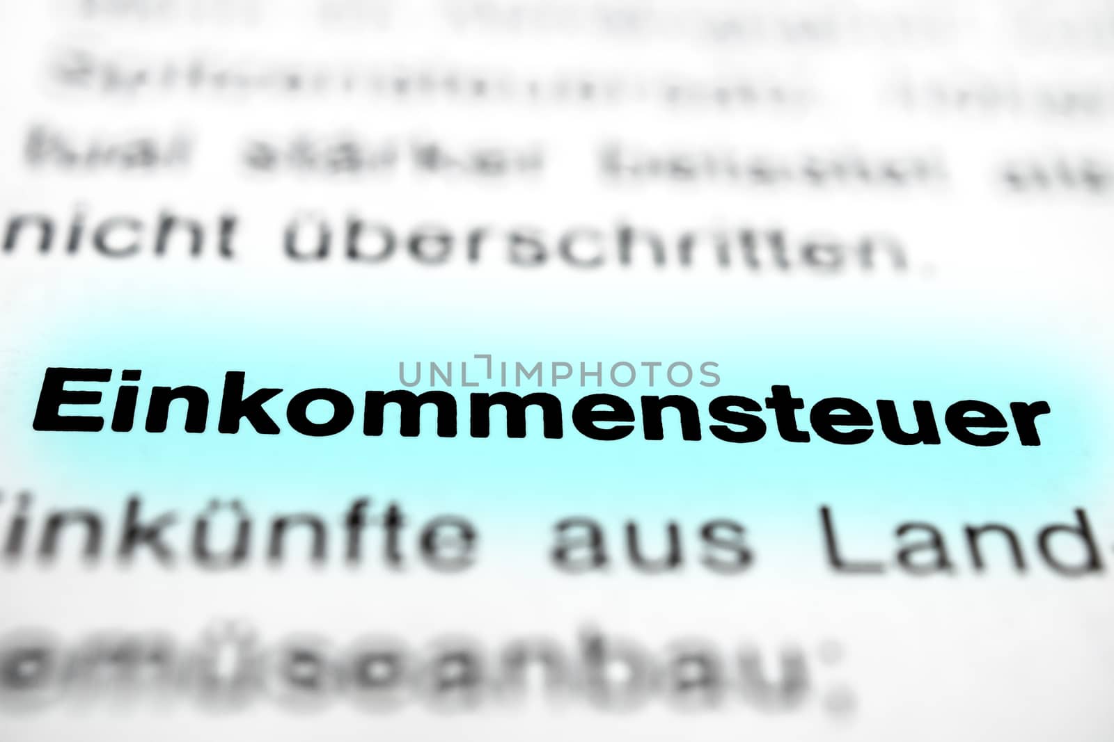 Text auf Seite "Einkommensteuer" mit markierung horizontale Nahaufnahme