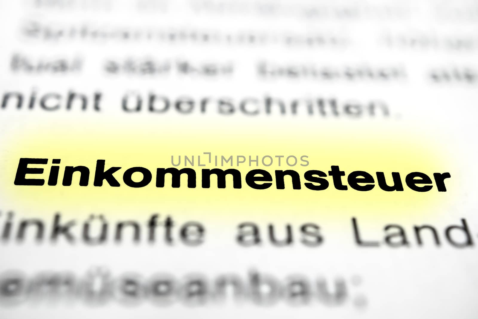 Text auf Seite "Einkommensteuer" mit markierung horizontale Nahaufnahme