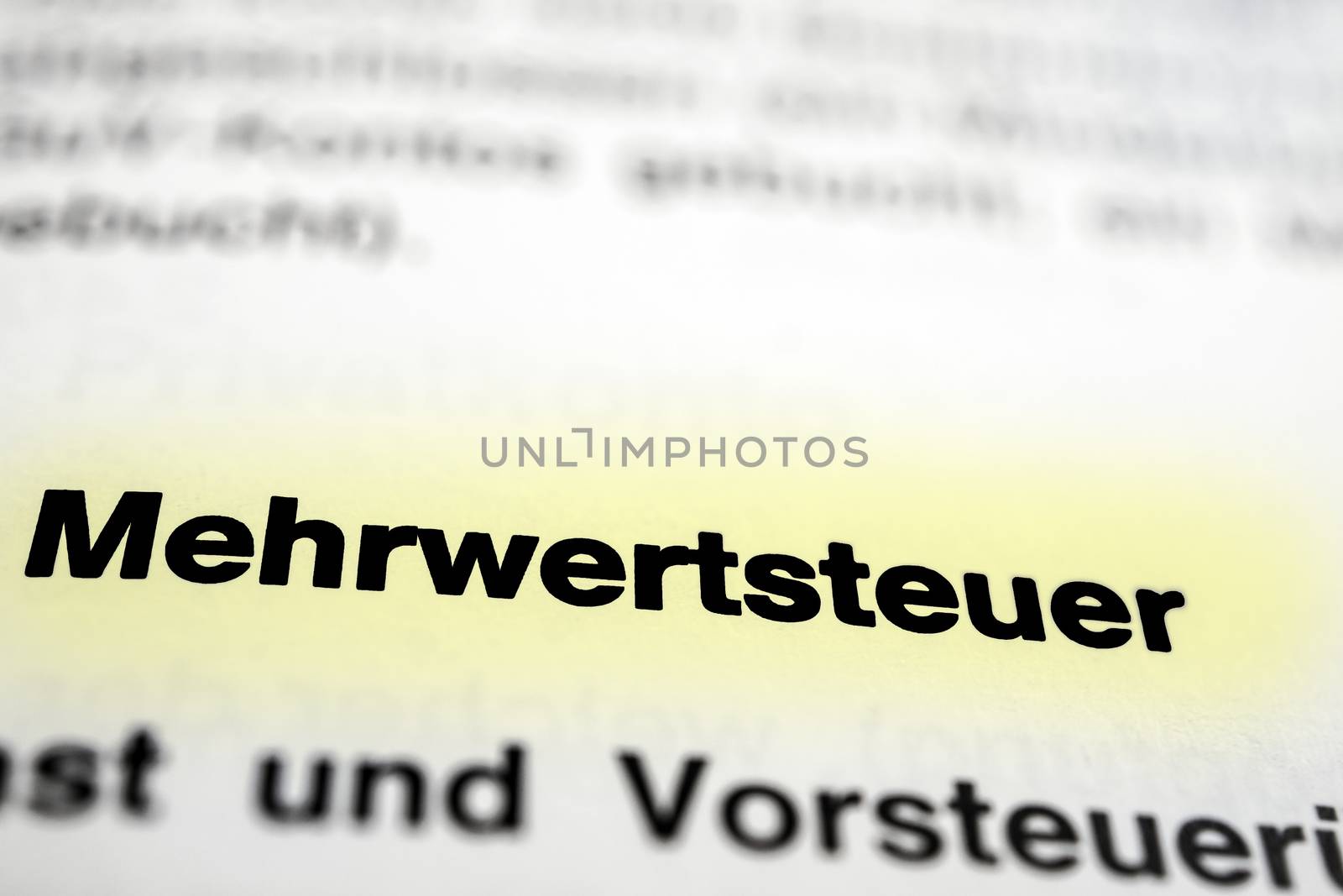 Text auf Seite "Mehrwertsteuer" mit markierung horizontale Nahaufnahme