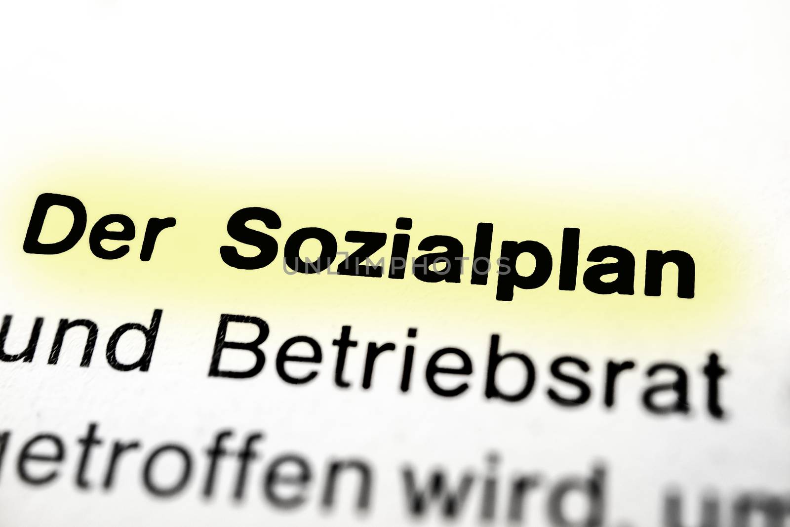 Text auf Seite "Sozialplan" mit markierung horizontale Nahaufnahme