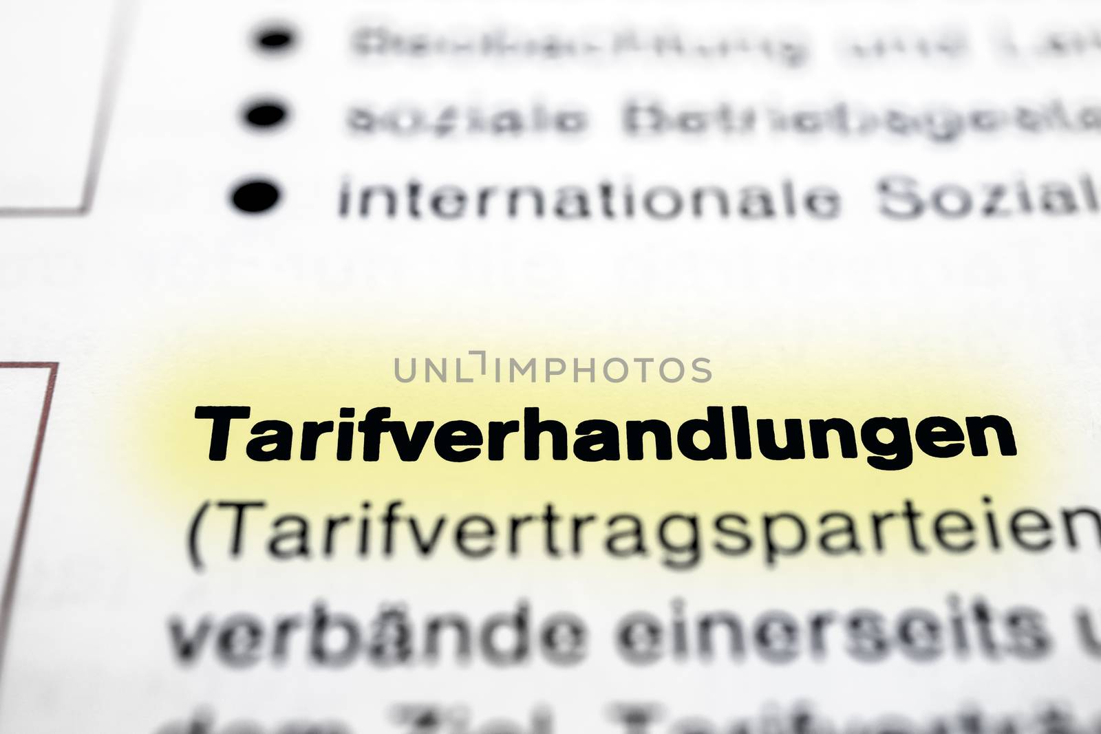 Text auf Seite "Tarifverhandlungen" mit markierung horizontale Nahaufnahme