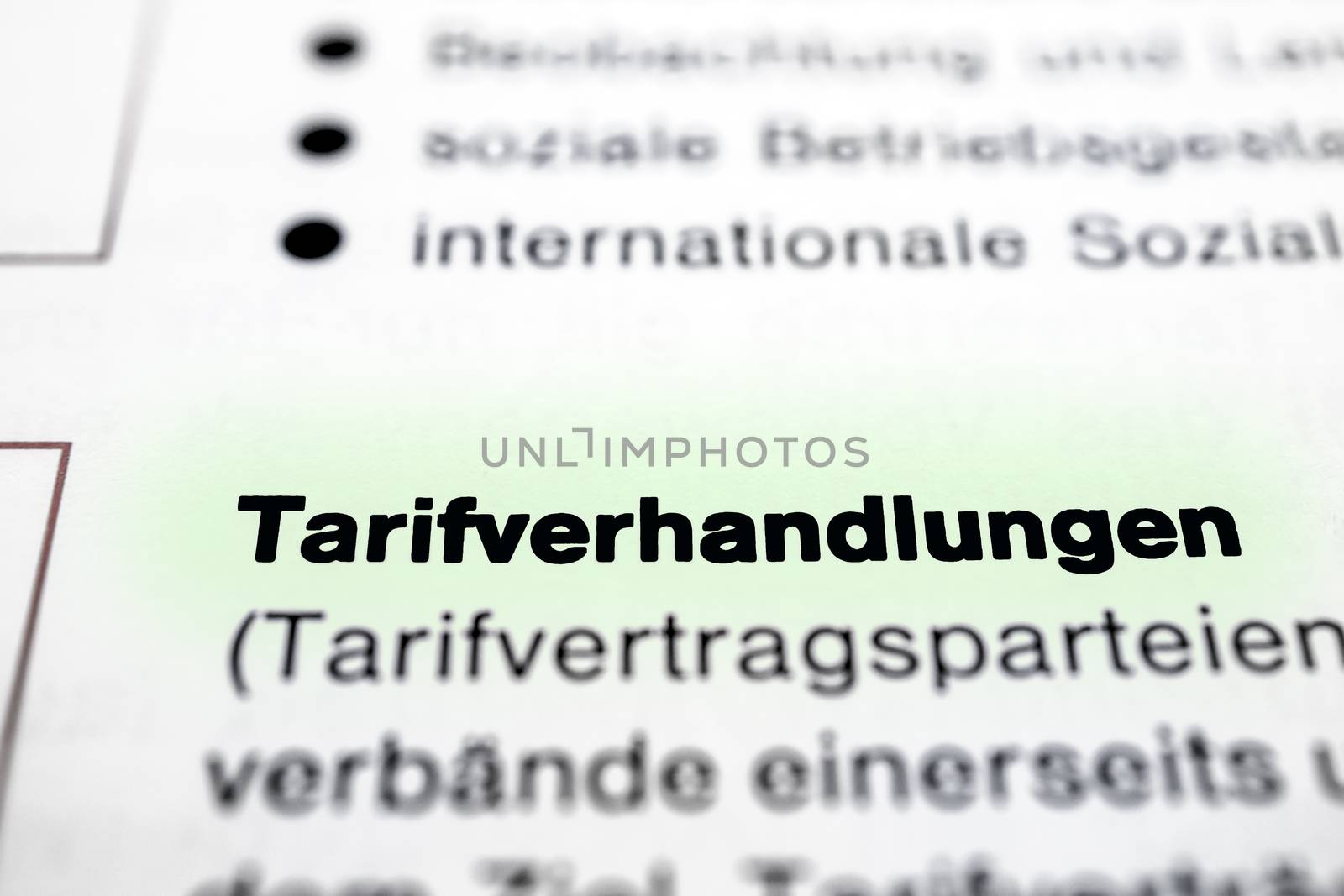 Text auf Seite "Tarifverhandlungen" mit markierung horizontale Nahaufnahme