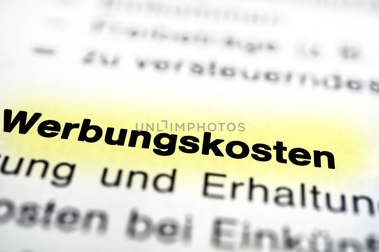 Text auf Seite "Werbungskosten" mit markierung horizontale Nahaufnahme