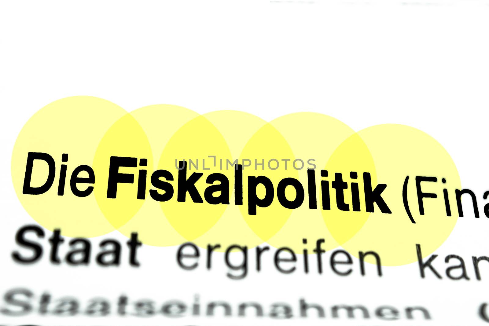 Text auf Seite "Fiskalpolitk" mit markierung horizontale Nahaufnahme