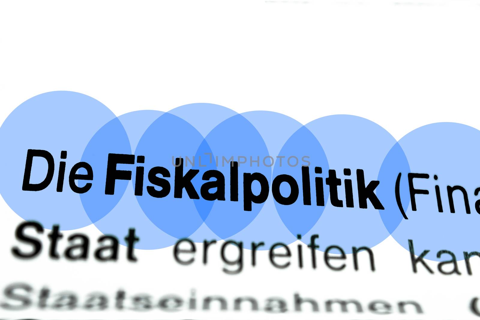 Text auf Seite "Fiskalpolitk" mit markierung horizontale Nahaufnahme